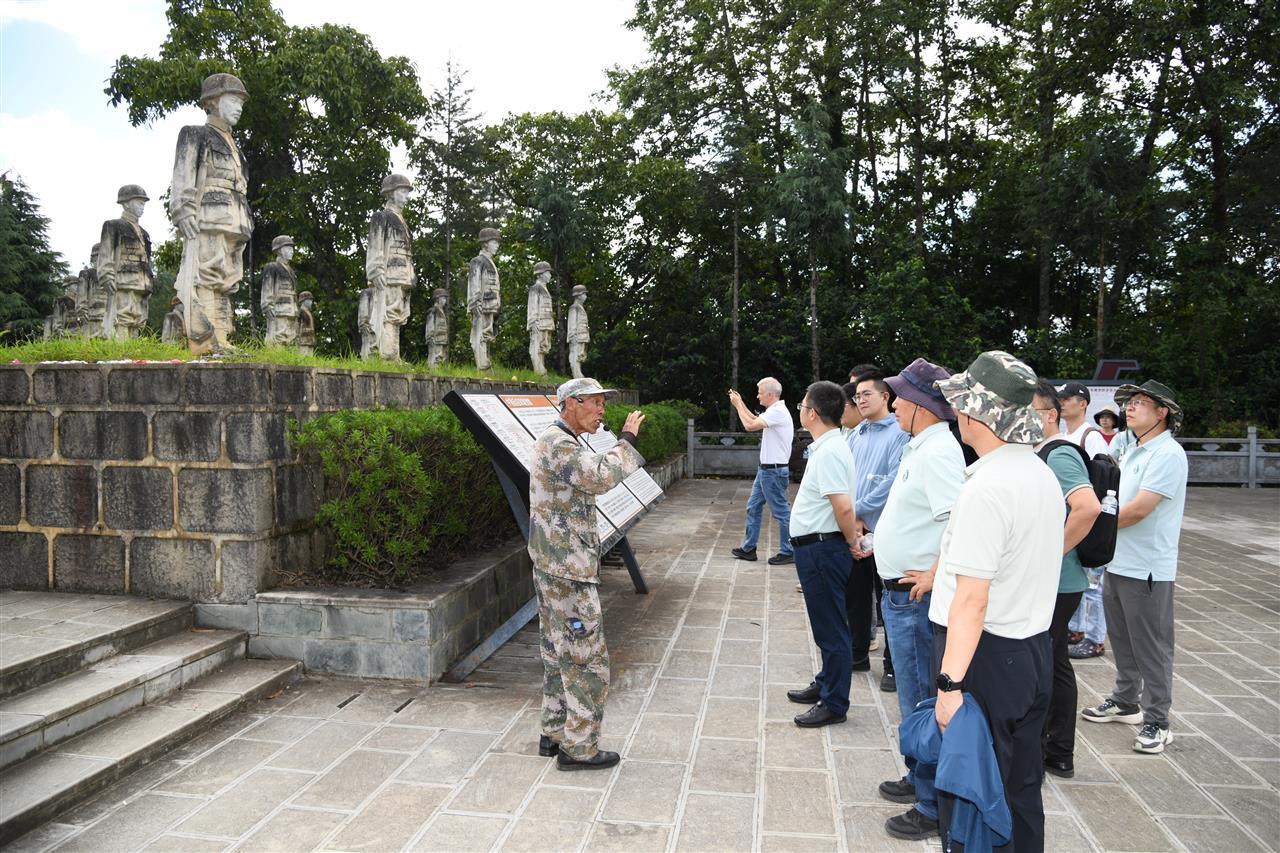 1 华中农大青年教师在中国远征军雕塑群,重温松山战役历史(徐行 摄).JPG 1 华中农大青年教师在中国远征军雕塑群,重温松山战役历史(徐行 摄).JPG