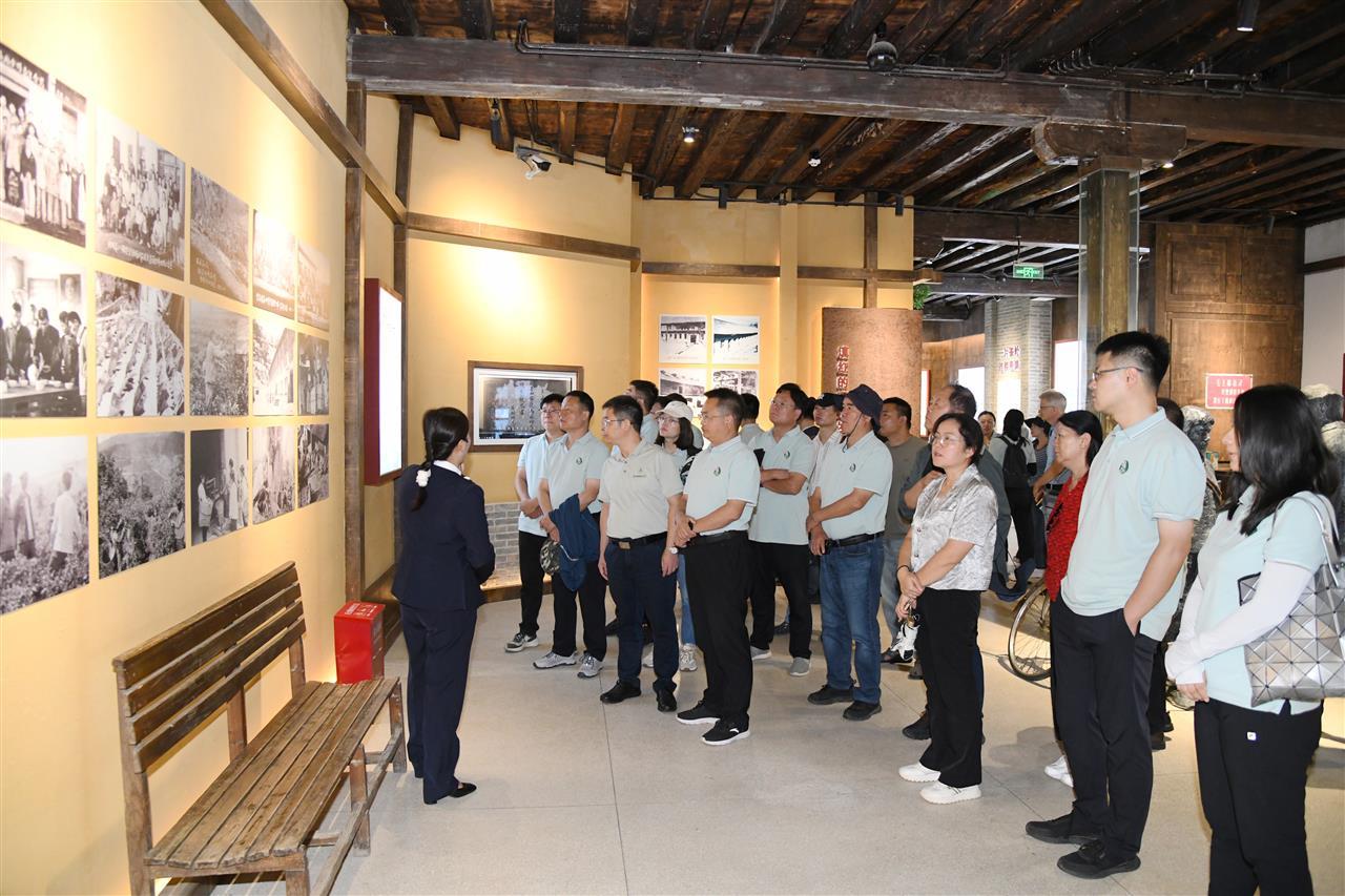 3 华中农大青年教师走进滇红活态博物馆,了解厚重滇红茶史(徐行 摄).JPG 3 华中农大青年教师走进滇红活态博物馆,了解厚重滇红茶史(徐行 摄).JPG