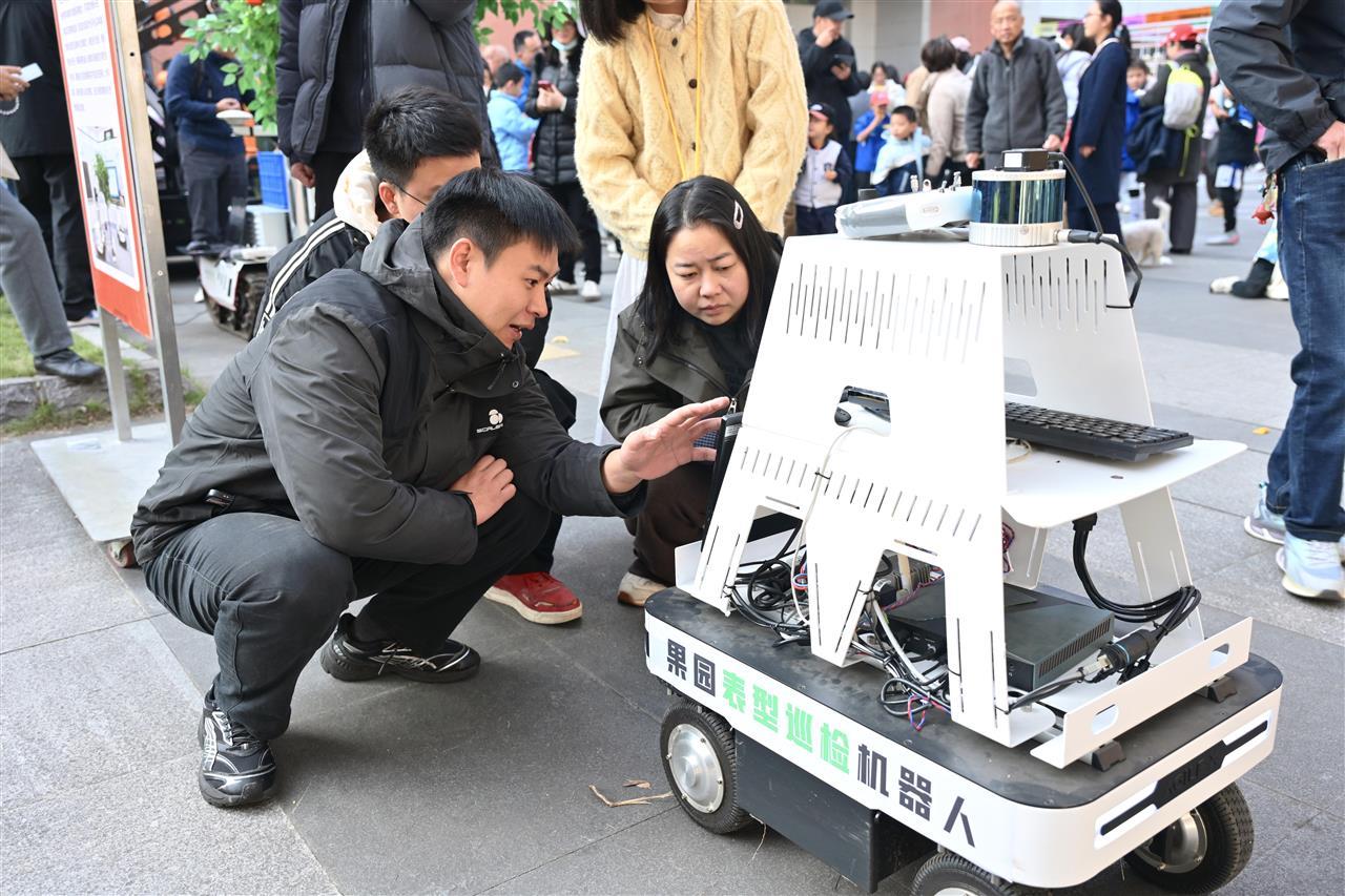 7 智慧园艺机械讲解（学通社记者 梁翠莹 摄）.jpg